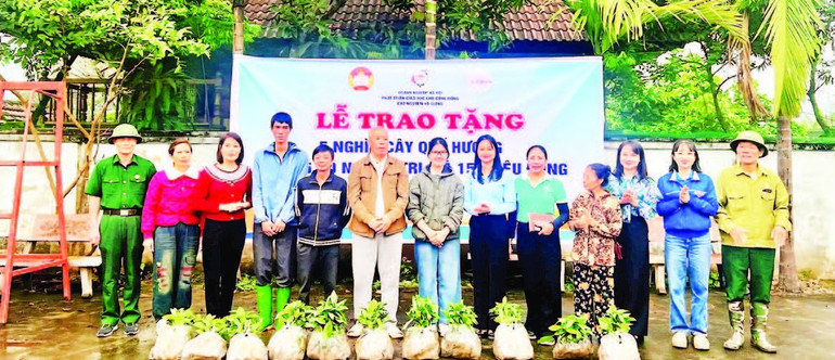 trao-tang-cay-que-giong-cho-ho-ngheo-anh-khanh-huyen.jpg