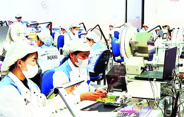 Công nhân Công ty TNHH Mani Hà Nội (trụ sở tại Thái Nguyên) lắp ráp sản phẩm. (Ảnh VŨ TRUNG) cong-nhan-cong-ty-tnhh-mani-ha-noi-tru-so-tai-thai-nguyen-lap.jpg
