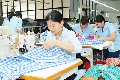 Ngành dệt may Việt Nam được kỳ vọng duy trì vai trò ngành xuất khẩu chủ lực. Ảnh: NAM ANH