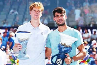 Alcaraz (bên phải) đại diện cho lối chơi giàu cảm xúc, còn Sinner là của sự chuẩn mực, hiệu quả.