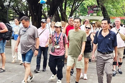 Du khách tham quan hồ Hoàn Kiếm, Hà Nội. Ảnh: NGUYỆT ANH