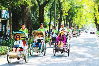 Du khách trải nghiệm khám phá du lịch xanh tại Huế bằng xích-lô.