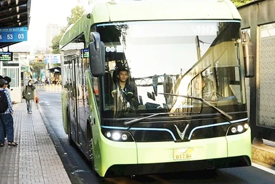 Xe điện chạy trên đường phố Thành phố Hồ Chí Minh.