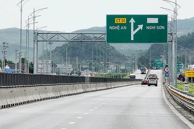 Nhiều dự án hạ tầng giao thông được đẩy nhanh tiến độ giúp kết nối các vùng kinh tế. Ảnh: NAM NGUYỄN