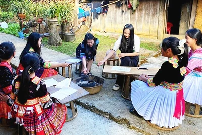 Học sinh Trường Phổ thông dân tộc nội trú tỉnh Lai Châu thực hành vẽ tranh sáp ong.