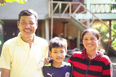 Một gia đình hạnh phúc bên ngôi nhà mới.