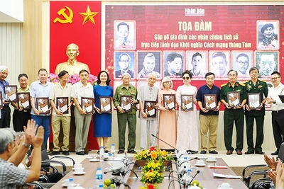 Trao tặng quà lưu niệm cho gia đình các nhân chứng lịch sử. Ảnh: THẾ ĐẠI