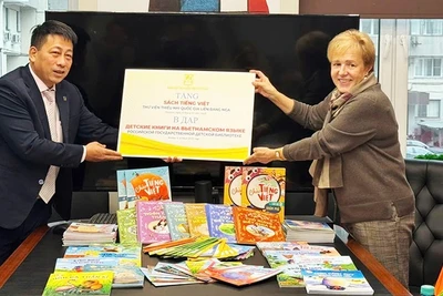 Trao tặng sách, truyện tiếng Việt cho Thư viện Thiếu nhi Quốc gia Liên bang Nga.