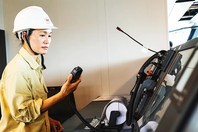 “Không chỉ cần sức bền, nghề này còn đòi hỏi sự chính xác đến tuyệt đối và kiến thức công nghệ luôn được cập nhật thường xuyên”, chị Phạm Thu Hằng chia sẻ.