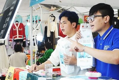 Xu hướng bán hàng qua nền tảng livestream đang phát triển mạnh mẽ. Ảnh: NAM NGUYỄN