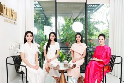 Hoa hậu, Á hậu Cuộc thi Hoa hậu Việt Nam 2024 chia sẻ với tác giả bài viết tại Báo Nhân Dân. Ảnh: TRUNG SƠN