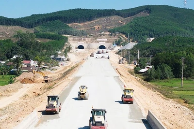 Nhà thầu đứng đầu liên danh là Tập đoàn Đèo Cả đã tập trung nguồn lực, thi công liên tục “3 ca, 4 kíp”, lúc cao điểm huy động gần 4.000 nhân sự và 1.500 thiết bị trên công trường dự án đường cao tốc Quảng Ngãi - Hoài Nhơn.