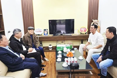 Cụ Ngung (thứ ba từ trái vào) kể chuyện thời làm thợ lò cho nhóm phóng viên rất mạch lạc, hóm hỉnh.