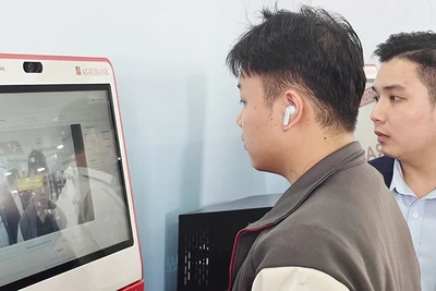 Người dân sử dụng kiosk thông minh và hệ thống xác thực cấp bản sao số tài liệu điện tử. Ảnh: NAM NGUYỄN