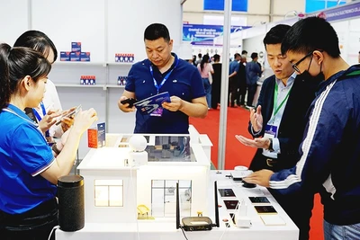 Sản phẩm thiết bị điện thông minh của doanh nghiệp Việt được giới thiệu tại triển lãm công nghệ. Ảnh: BẮC SƠN