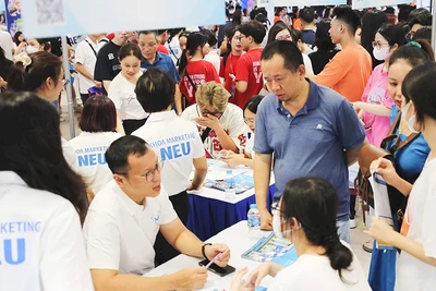 Hoạt động tư vấn tuyển sinh năm 2025 của Đại học Kinh tế quốc dân Hà Nội.
