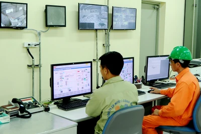 Vận hành tại nhà máy điện rác. Ảnh: NAM NGUYỄN
