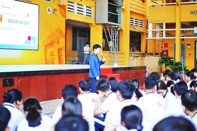 Học sinh Trường THPT Ten Lơ Man (phường Bến Thành) sinh hoạt về nội dung an toàn trên không gian mạng. Ảnh: BÁO PHỤ NỮ