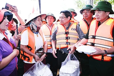 Thủ tướng Phạm Minh Chính thăm hỏi, tặng nhu yếu phẩm cho bà con nhân dân phường Phan Đình Phùng, tỉnh Thái Nguyên. Ảnh: TRẦN HẢI