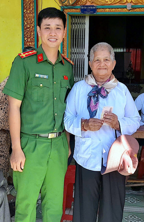 : Người dân xã Phước Long, tỉnh Cà Mau vui mừng khi tận tay nhận quà nhân Tết Độc lập. cong-an-ca-mau-3.jpg