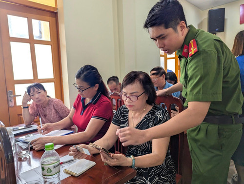 Hướng dẫn người dân sử dụng dịch vụ công trực tuyến tại phường Đồ Sơn. cahp7.jpg