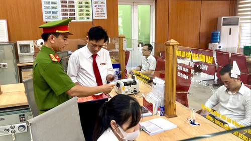 Cảnh sát hình sự tuyên truyền phòng, chống tội phạm cướp ngân hàng, tiệm vàng. cshs5-img-1416.jpg