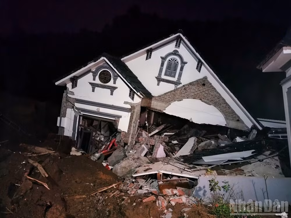 Hiện trường vụ lở núi khiến hai mẹ con tử vong. (Ảnh: THANH SƠN)