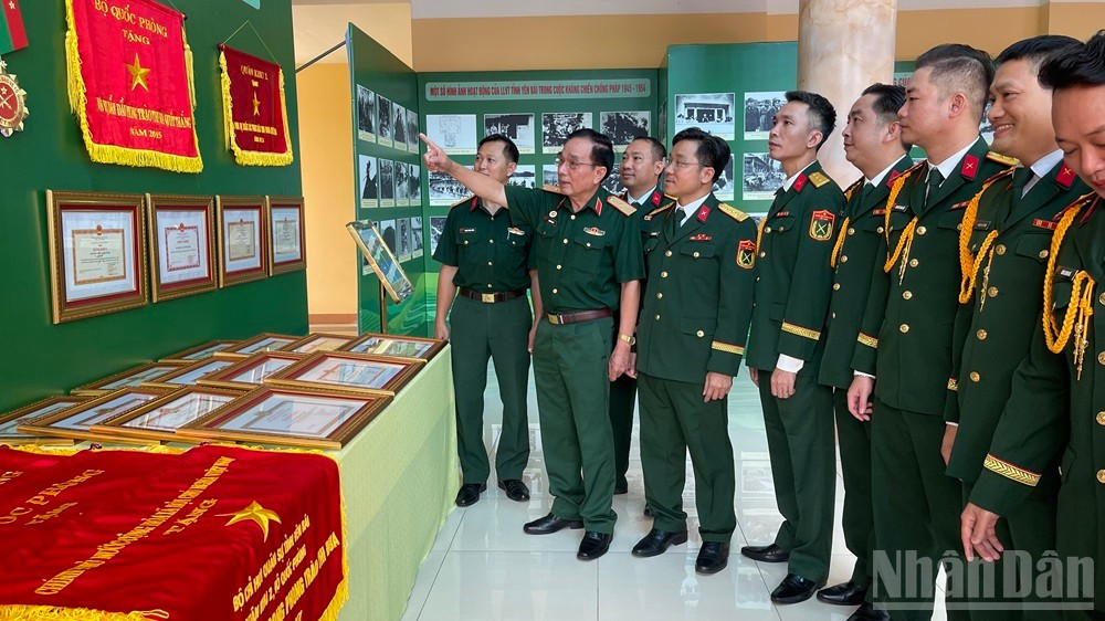 Thiếu tướng Nguyễn Văn Kỳ, nguyên Tham mưu phó Quân khu 2, nguyên Chỉ huy trưởng Bộ chỉ huy Quân sự tỉnh Yên Bái kể chuyện lịch sử quân sự cho cán bộ trẻ. ndo_br_img-5707.jpg
