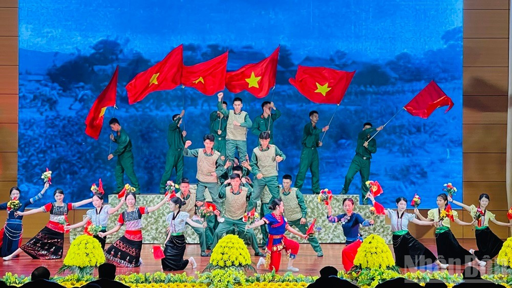 Một tiết mục văn nghệ chào mừng tại lễ kỷ niệm. ndo_br_img-5714.jpg