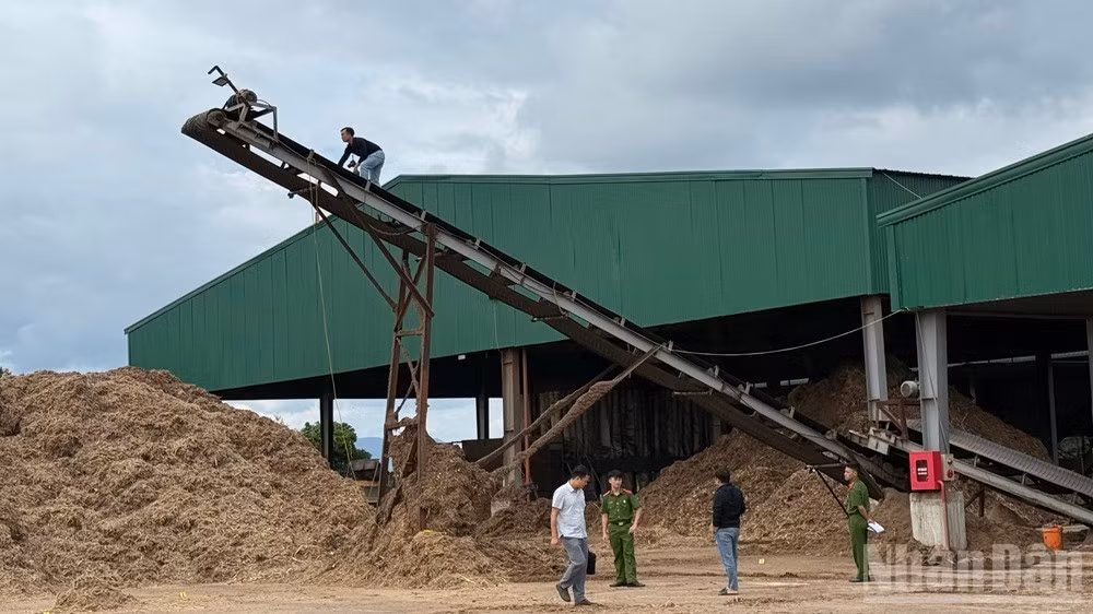 Hiện trường xảy ra vụ tai nạn lao động. (Ảnh: THANH SƠN)