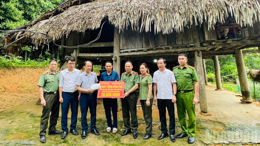 Một hộ đồng bào dân tộc thiểu số xã Tân Hương, huyện Yên Bình được Tập đoàn Hoa Sen Yên Bái hỗ trợ kinh phí xóa nhà dột nát. ndo_br_img-5516.jpg