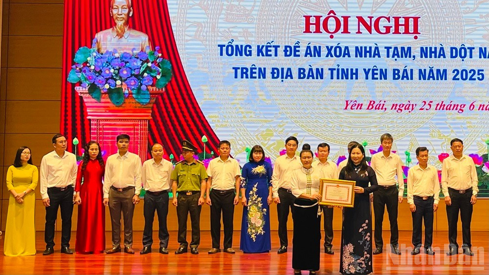 Lãnh đạo Ủy ban nhân dân tỉnh Yên Bái trao bằng khen cho các cá nhân. (Ảnh: THANH SƠN) ndo_br_img-5688.jpg