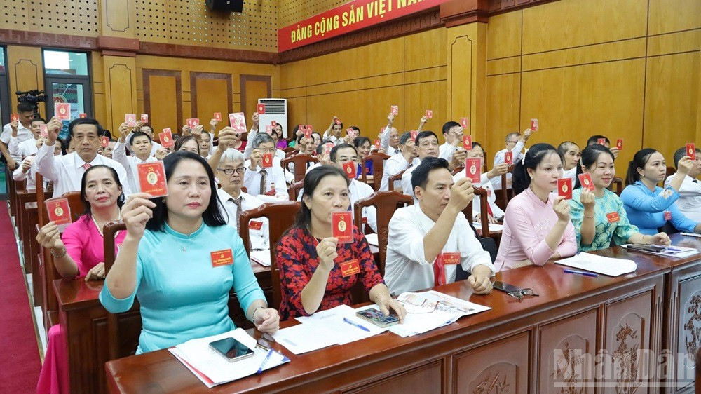 Các đại biểu thông qua Nghị quyết đại hội. ndo_br_img-6439.jpg