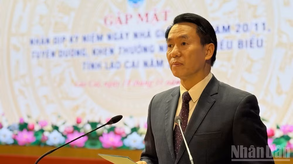 Giám đốc Sở Giáo dục và Đào tạo tỉnh Luyện Hữu Chung phát biểu tại buổi gặp mặt.