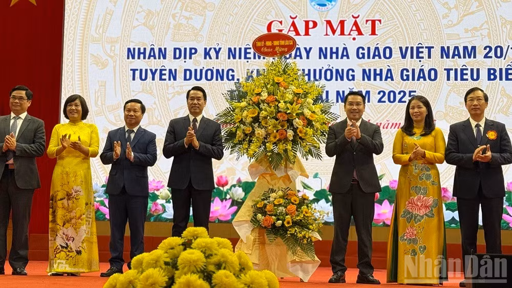 Lãnh đạo tỉnh Lào Cai tặng hoa chúc mừng Ngày nhà giáo Việt Nam. (Ảnh: THANH SƠN)