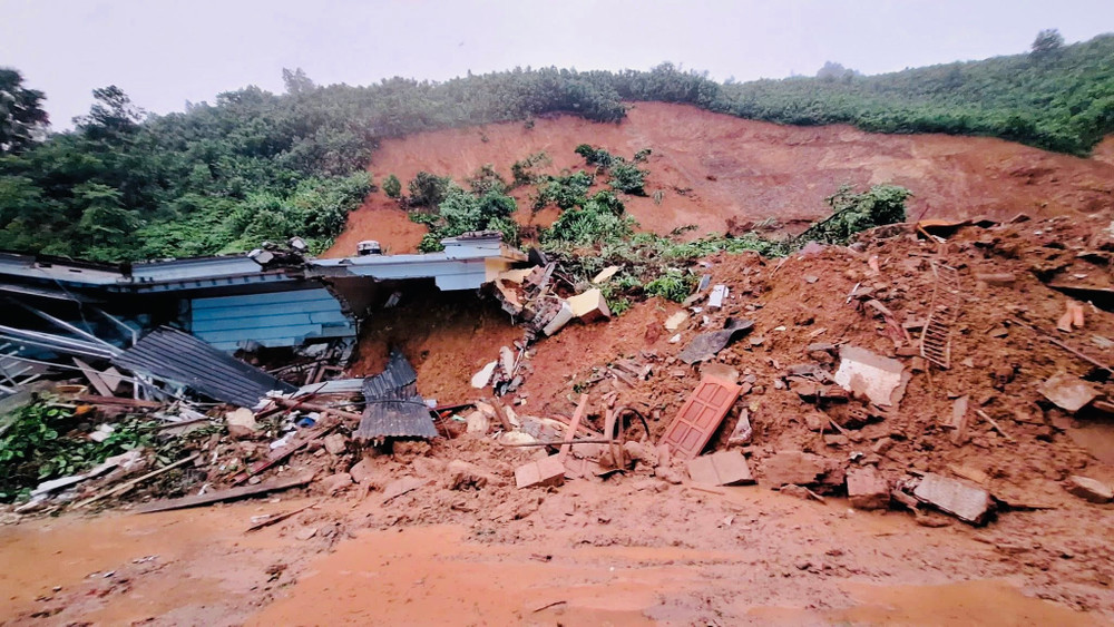 Hiện trường nơi xảy ra sạt đất khiến cháu H. tử vong.