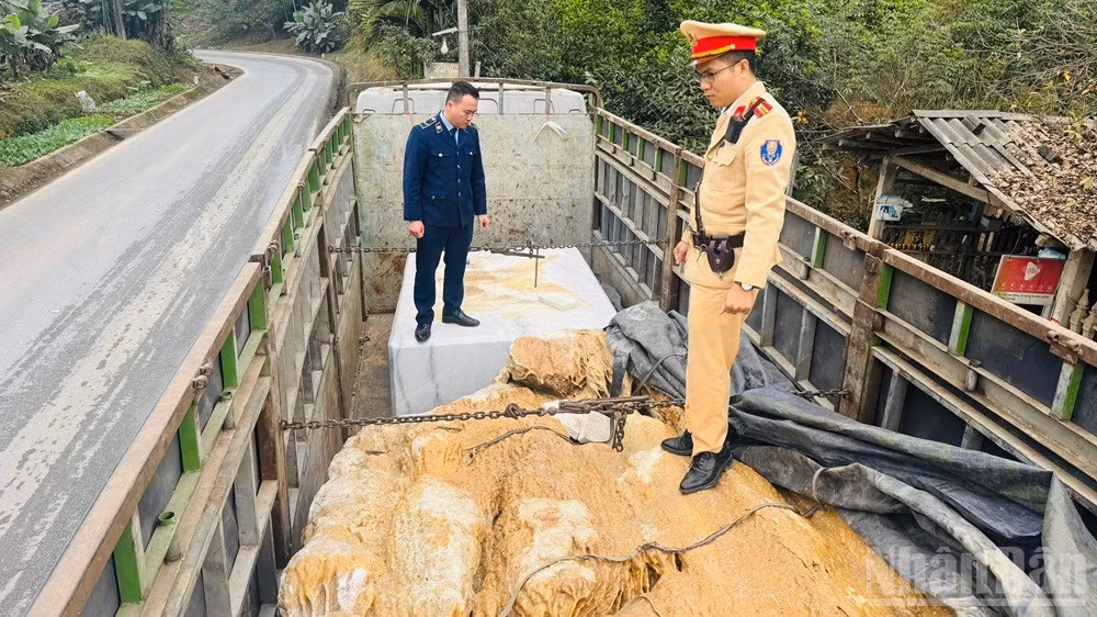 Kiểm tra, thu giữ đá hoa làm thủ công mỹ nghệ.