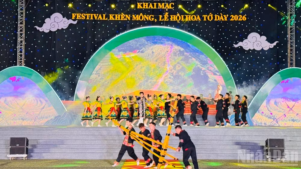 Tiết mục múa khèn H'Mông tại lễ hội. (Ảnh: THANH SƠN)