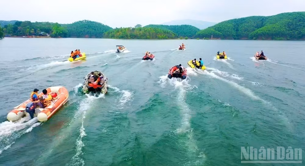 Biểu diễn mô-tô nước trên hồ Thác Bà (Ảnh: THANH SƠN)