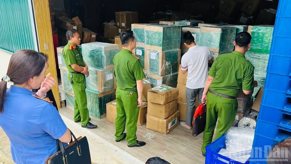 Tiến hành khám xét nơi sản xuất mỹ phẩm chưa được phép lưu hành. (Ảnh: THANH SƠN) ndo_br_img-5565.jpg