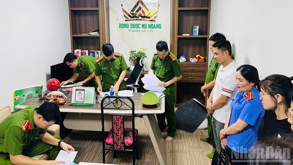 Cơ quan Công an tỉnh Yên Bái khám xét nơi làm việc của Vũ Quang Thuận. (Ảnh: THANH SƠN)