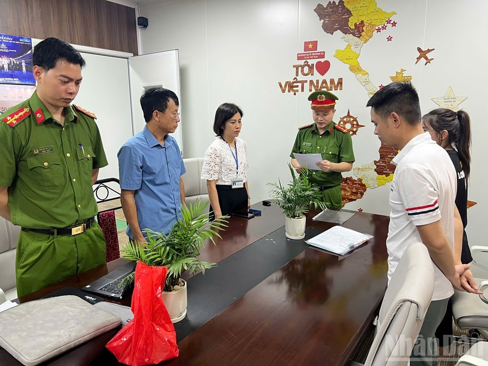 Đọc Quyết định khởi tố bị can đối với Vũ Quang Thuận về tội "Sản xuất hàng cấm". (Ảnh: THANH SƠN) ndo_br_z6678556436661-5ae2d6c14475dfa60ee366975cc72952.jpg