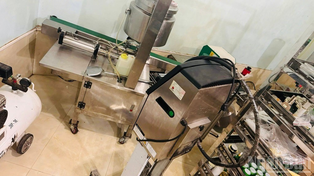 Một thiết bị sản xuất mỹ phẩm bị phát hiện tại nhà xưởng của Thuận. (Ảnh: THANH SƠN) ndo_br_img-5567.jpg