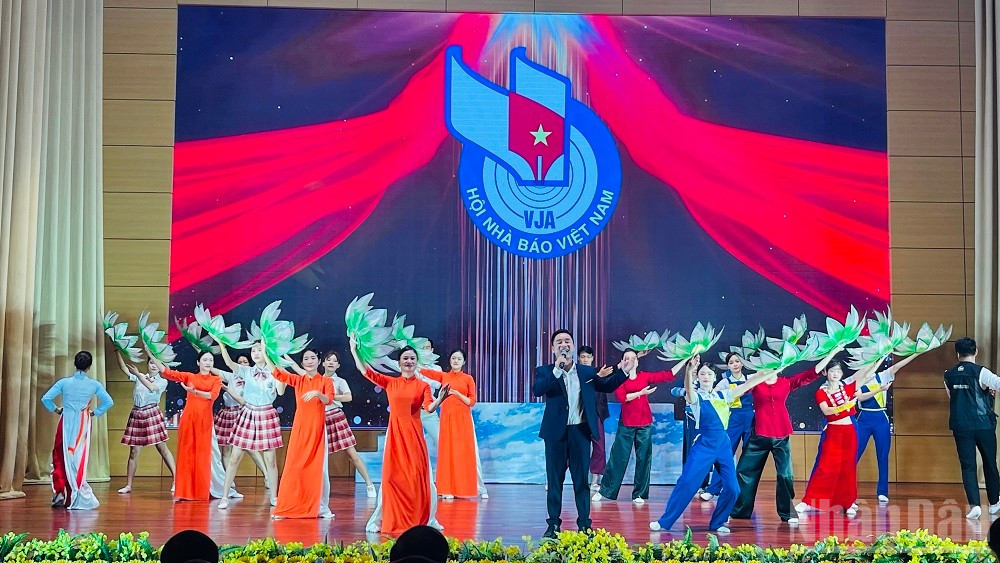 Một tiết mục văn nghệ chào mừng tại buổi lễ. (Ảnh: THANH SƠN) ndo_br_img-5594.jpg