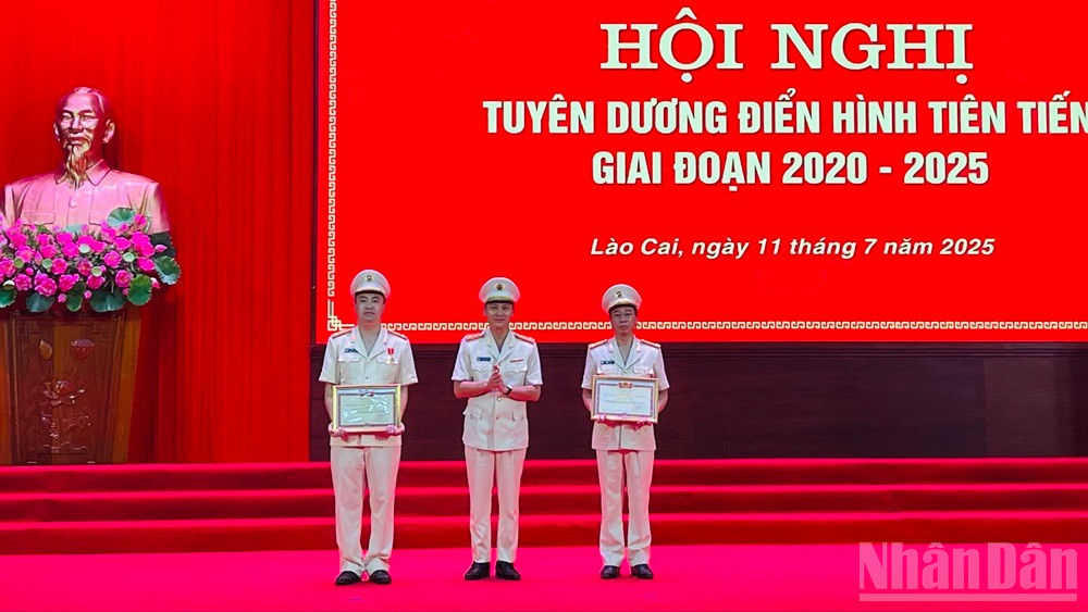 Trao tặng danh hiệu Chiến sĩ thi đua toàn lực lượng. ndo_br_img-5890.jpg