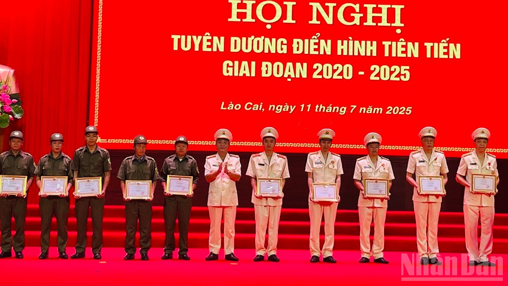 Trao giấy khen cho các cá nhân có thành tích trong tham gia cứu hộ, cứu nạn trong bão Yagi. ndo_br_img-5892.jpg