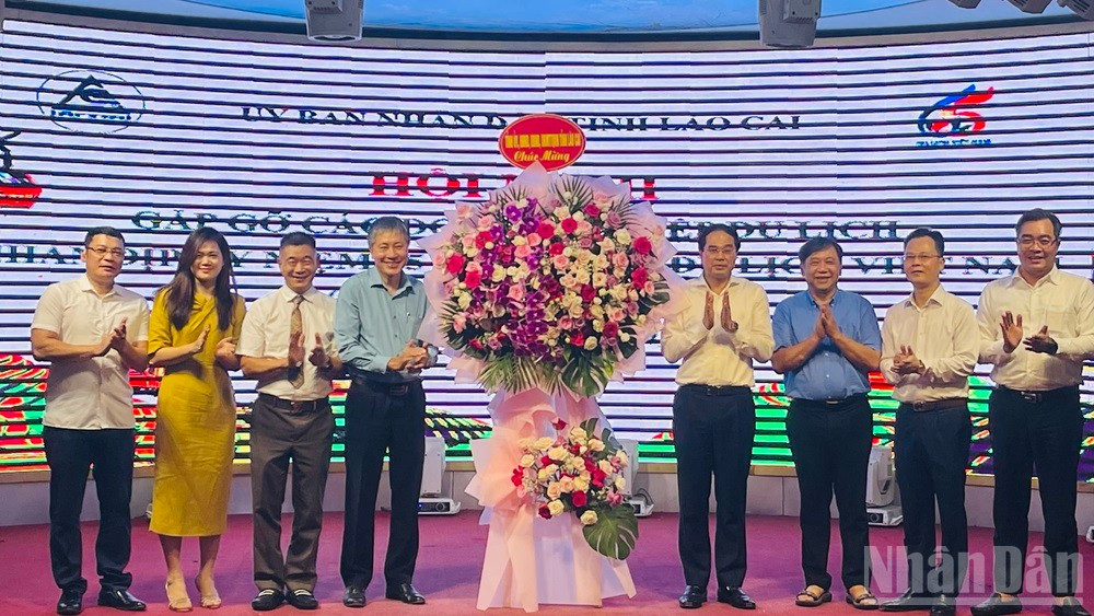 Bí thư Tỉnh ủy Lào Cai Trịnh Xuân Trường tặng hoa chúc mừng hội nghị. (Ảnh: THANH SƠN)
