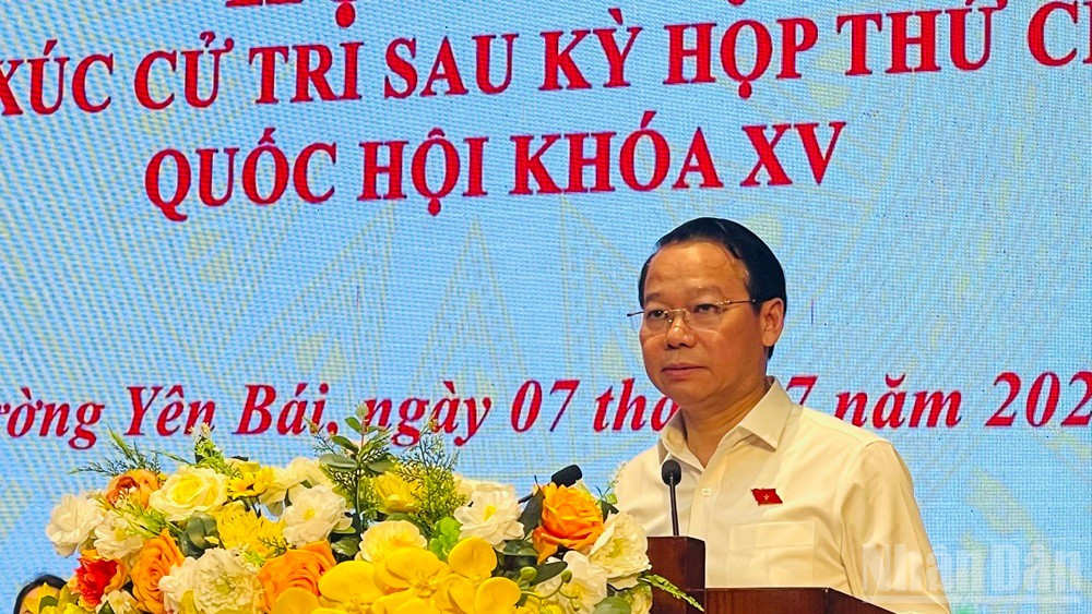 Bộ trưởng Nông nghiệp và Môi trường Đỗ Đức Duy trả lời các vấn đề cử tri Lào Cai quan tâm. ndo_br_img-5859.jpg
