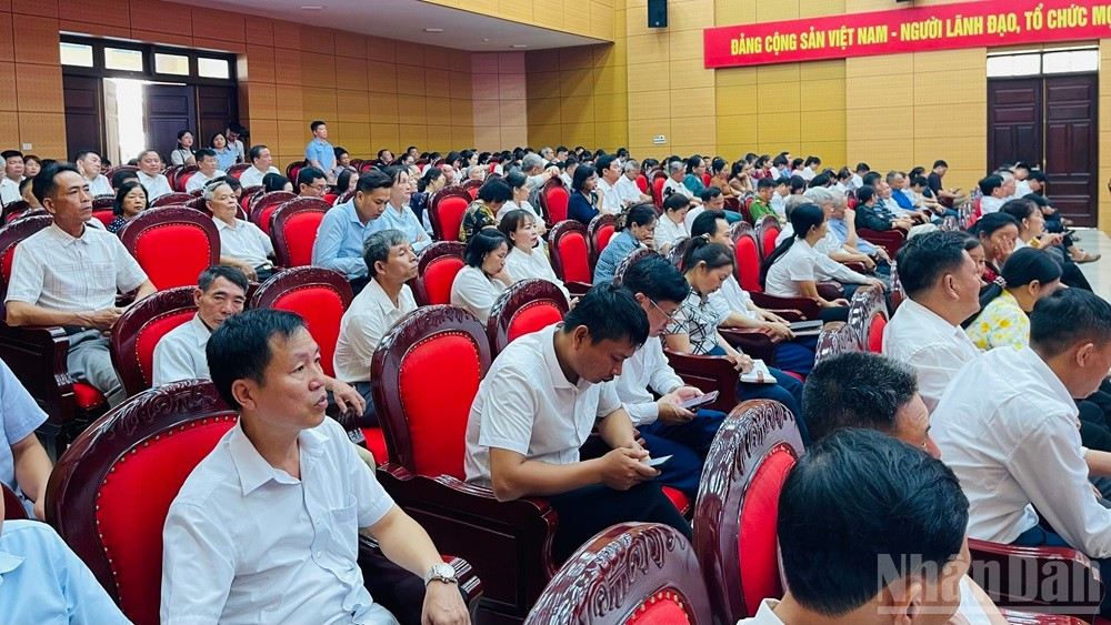 Các cử tri tham gia buổi tiếp xúc. ndo_br_img-5847.jpg
