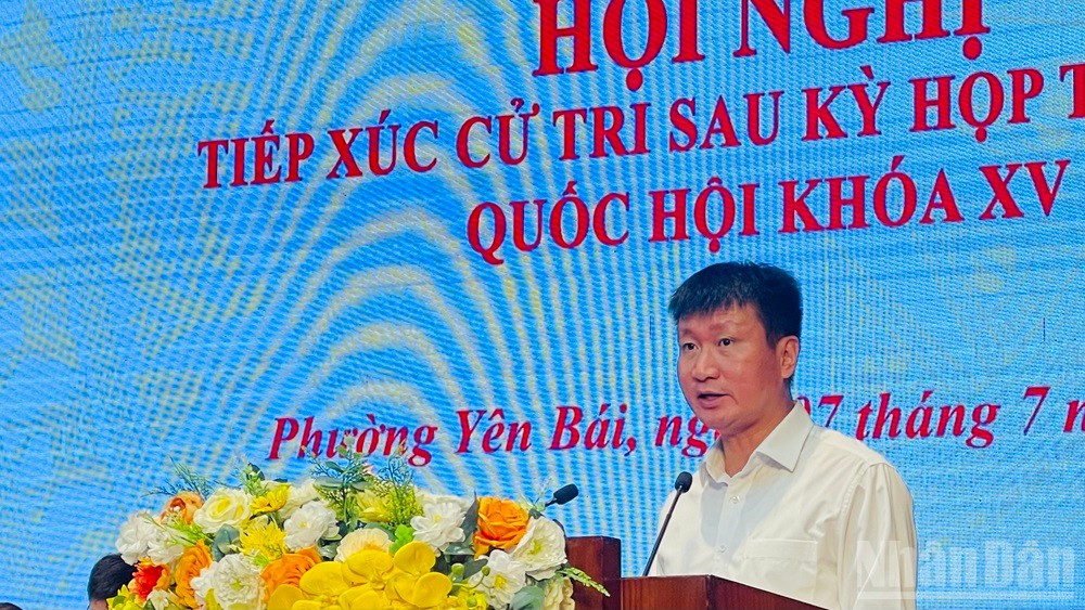 Chủ tịch Ủy ban nhân dân tỉnh Lào Cai Trần Huy Tuấn làm rõ một số kiến nghị cử tri quan tâm. ndo_br_img-5851.jpg